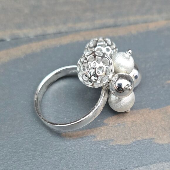 Elegant Silver Floral Ring - Picture 1 of 6